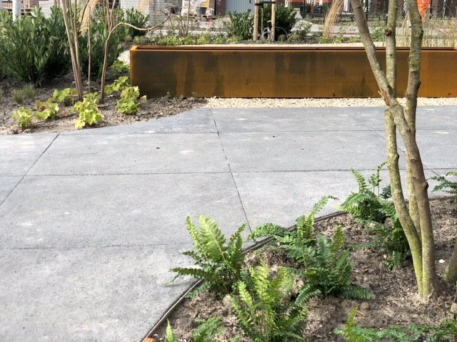 Cortenstalen rand en boom in het terras